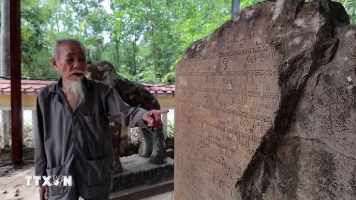 Những dòng chữ Phạn cổ trên tấm bia ký chứa đựng thông tin về quá trình hình thành Phật viện Đồng Dương vào năm 875. (Ảnh: Đỗ Trưởng/TTXVN)