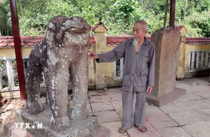 Một tượng linh thú được phỏng đoán là tượng voi có nguồn gốc từ Phật viện Đồng Dương. (Ảnh: Đỗ Trưởng/TTXVN)
