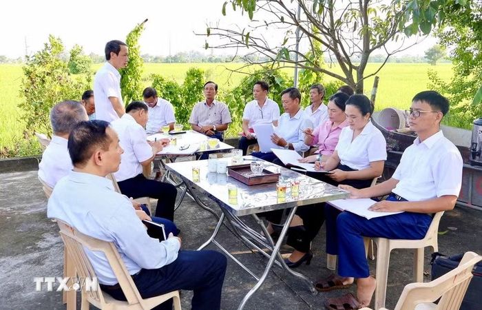 Từ tháng 5/2026, đại biểu Hội đồng Nhân dân xã Vũ Thư chọn cách xuống tận thôn xóm, trò chuyện, trao đổi với người dân thông qua mô hình “Đại biểu Hội đồng Nhân dân - Uống trà nghe dân nói.” (Ảnh: Thế Duyệt/TTXVN)