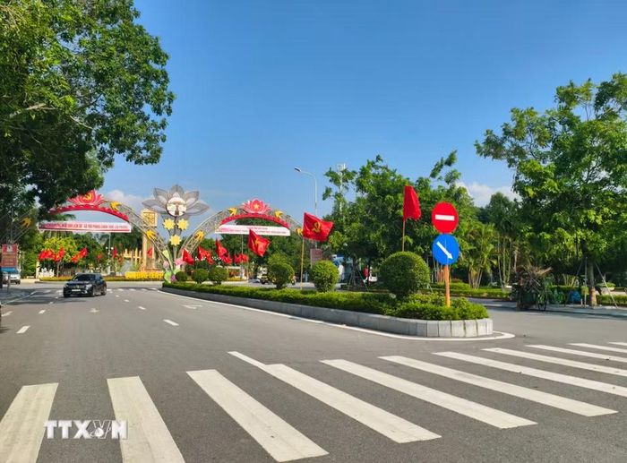 Dọc đường xã Yên Phong được trang trí cờ, pano. (Ảnh: Thanh Thương/TTXVN)