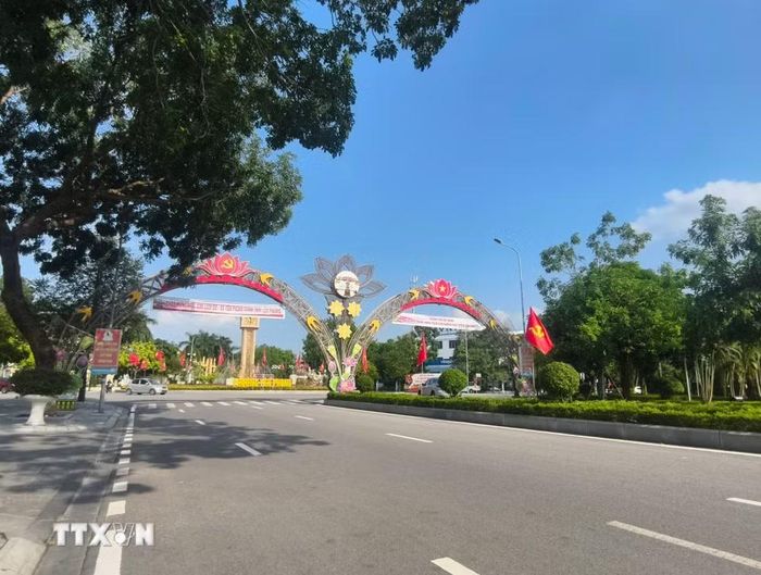 Diện mạo đường phố xã Gia Bình được chỉnh trang, trang hoàng trước ngày lên phường và trở thành một phần của thành phố Bắc Ninh. (Ảnh: Thanh Thương/TTXVN)