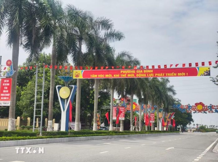 Diện mạo đường phố xã Gia Bình được chỉnh trang, trang hoàng trước ngày lên phường và trở thành một phần của thành phố Bắc Ninh. (Ảnh: Thanh Thương/TTXVN)