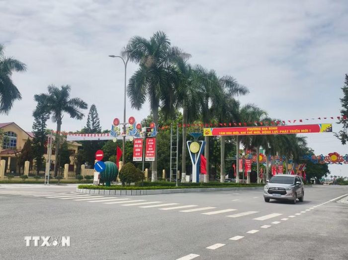 Diện mạo đường phố xã Gia Bình được chỉnh trang, trang hoàng trước ngày lên phường, trở thành một phần của thành phố Bắc Ninh. (Ảnh: Thanh Thương/TTXVN) ​