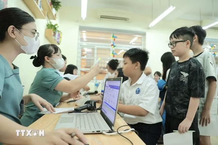 Hà Nội tổ chức khám sức khỏe miễn phí cho học sinh. (Ảnh: TTXVN)