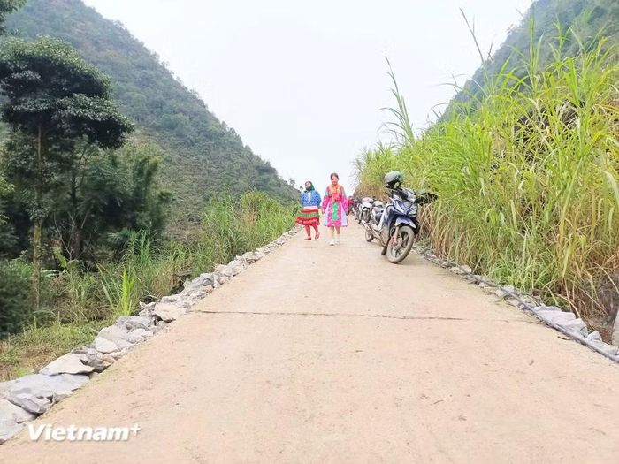 Đường giao thông nông thôn tạo thuận lợi cho người dân vùng cao đi lại. (Ảnh: Minh Tâm/Vietnam+)