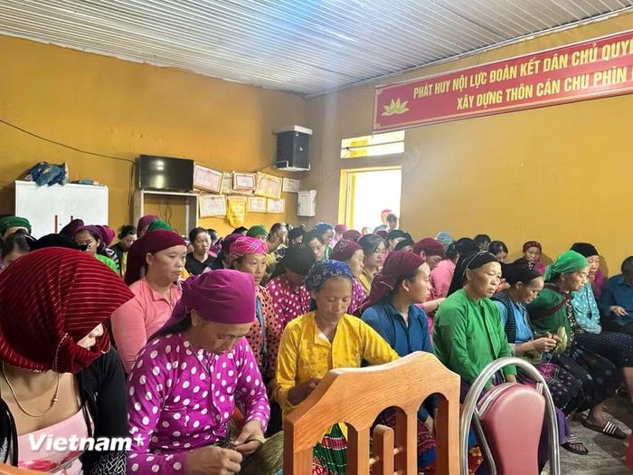 Người dân phát huy dân chủ, đóng góp ý kiến xây dựng khu dân cư. (Ảnh: Minh Tâm/Vietnam+)