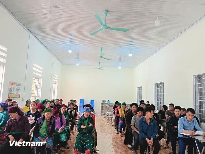 Đồng bào ở xã Khâu Vai (Tuyên Quang) tham gia bàn bạc công việc tại cơ sở. (Ảnh: Minh Tâm/Vietnam+)