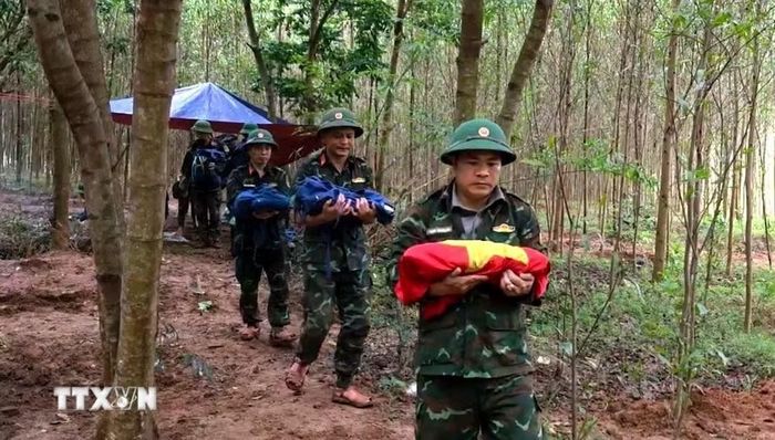 Từ đầu tháng 9 đến nay, tại khu vực rừng tràm thuộc bản Bãi Dinh, xã Dân Hóa (tỉnh Quảng Trị), lực lượng chức năng đã tìm thấy, cất bốc 8 hài cốt liệt sỹ. (Ảnh: Võ Dung/ TTXVN)