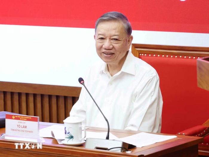 Tổng Bí thư, Chủ tịch nước Tô Lâm trao đổi và truyền đạt Chuyên đề. (Ảnh: Thống Nhất/TTXVN)