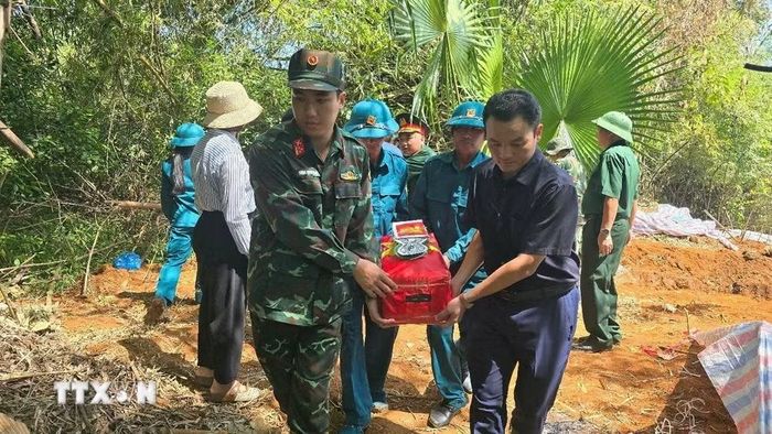 Hài cốt các liệt sỹ được đưa về khu vực nhà quàn. (Ảnh: Hương Thu/TTXVN)