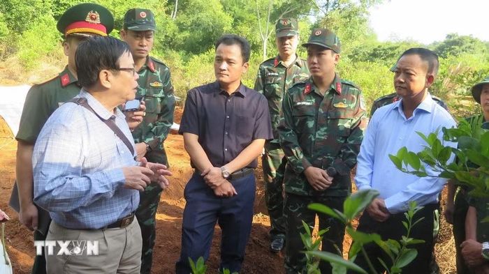 Lãnh đạo tỉnh Lào Cai và Bộ Chỉ huy Quân sự tỉnh trò chuyện với các cựu chiến binh và chỉ đạo công tác cất bốc hài cốt liệt sỹ. (Ảnh: Hương Thu/TTXVN)