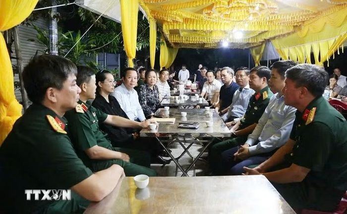 Lãnh đạo tỉnh Hưng Yên, Quân khu 3 và xã Vũ Thư thăm hỏi, động viên, chia buồn với gia đình Thiếu tá Trần Văn Tùng. (Ảnh: TTXVN phát)