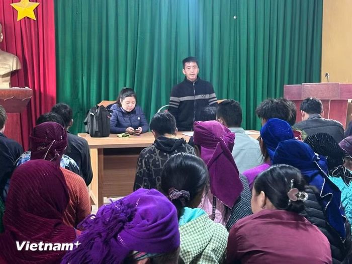 Thò Mí Xá trao đổi với người dân về những công việc của thôn. (Ảnh: Minh Tâm/Vietnam+)