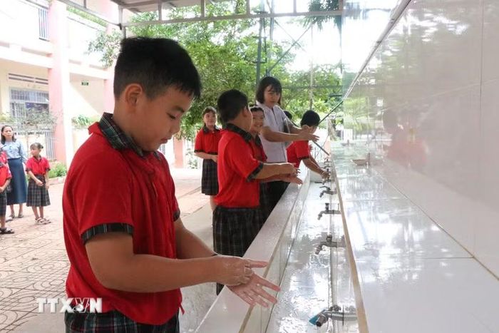 Học sinh Trường Tiểu học Tô Hiệu, phường Ea Kao, tỉnh Đắk Lắk, thực hiện vệ sinh tay, chủ động phòng, chống bệnh truyền nhiễm. (Ảnh: Nguyên Dung/TTXVN)