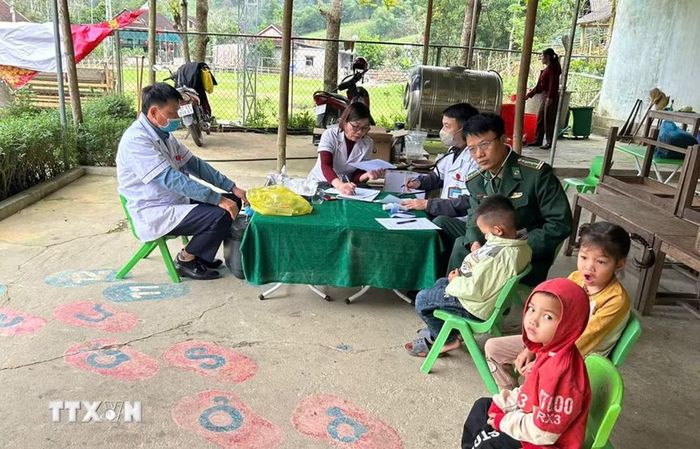 Trong điều kiện cơ sở y tế còn khó khăn, việc cán bộ biên phòng trực tiếp hỗ trợ chăm sóc sức khỏe cho người dân giúp giải quyết nhu cầu trước mắt, nhất là đối với các bản xa trung tâm. (Ảnh: Văn Tý/TTXVN)