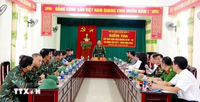 Đoàn công tác Quân khu 4 do Trung tướng Hà Thọ Bình, Tư lệnh Quân khu 4 làm Trưởng đoàn kiểm tra, chỉ đạo công tác ứng phó mưa lũ tại Quảng Trị. (Ảnh: TTXVN phát)