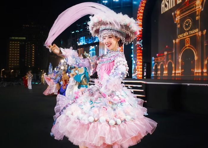 Bảo Ngọc trình diễn trang phục dân tộc trên sân khấu Miss World vừa qua. (Ảnh: BTC)