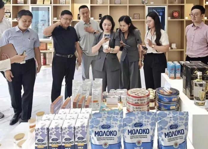 Đoàn làm việc của Cục Thương mại điện tử và Kinh tế số tham quan Kho ngoại quan Thương mại điện tử XBG phân phối hàng hoá nhập khẩu tại thị trường Trung Quốc. (Ảnh: Bộ Công Thương)