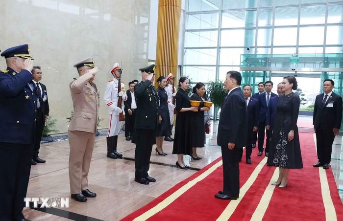 Lễ đón Nhà vua Vương quốc Thái Lan Maha Vajiralongkorn Phra Vajiraklaochaoyuhua và Hoàng hậu tại sân bay quốc tế Nội Bài, Hà Nội. (Ảnh: Văn Điệp/TTXVN)