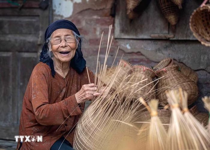 Tuy không còn là nghề đem lại thu nhập chính nhưng nhiều người dân Thủ Sỹ vẫn rất yêu nghề và mong muốn giữ nghề như một nét đẹp văn hóa. (Ảnh: Khánh Hòa/TTXVN)