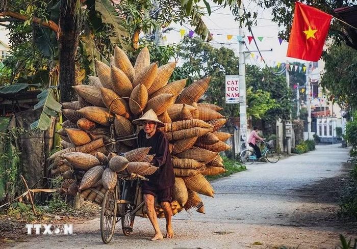 Hình ảnh chiếc xe đạp thồ cùng với những chiếc đó, những ngư cụ nông nghiệp rong ruổi khắp nơi từ lâu đã in sâu trong tâm trí nhiều người khi nhắc đến làng nghề đan đó Tân Hưng. (Ảnh: Khánh Hòa/TTXVN)