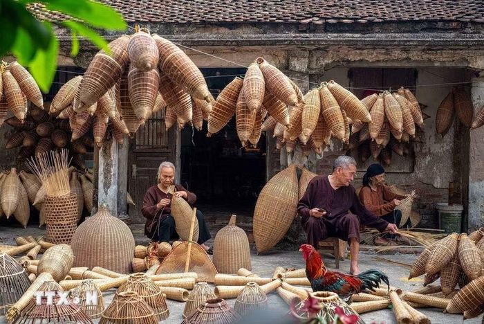 Các nghệ nhân trong làng vẫn ngày ngày duy trì nghề của cha ông để lại. (Ảnh: Khánh Hòa/TTXVN)