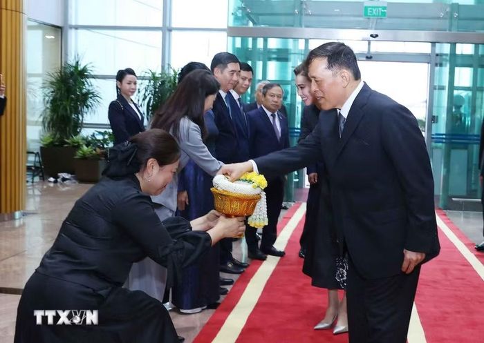 Nhà vua Thái Lan Maha Vajiralongkorn Phra Vajiraklaochaoyuhua và Hoàng hậu đến Hà Nội, bắt đầu thăm cấp Nhà nước tới Việt Nam. (Ảnh: Văn Điệp/TTXVN)