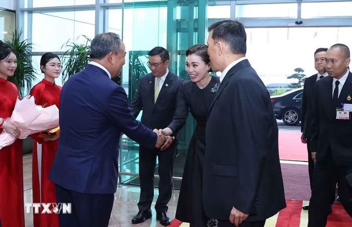 Chủ nhiệm Văn phòng Chủ tịch nước Lê Khánh Hải đón Nhà vua Vương quốc Thái Lan Maha Vajiralongkorn Phra Vajiraklaochaoyuhua và Hoàng hậu tại Sân bay quốc tế Nội Bài, Hà Nội. (Ảnh: Văn Điệp/TTXVN)