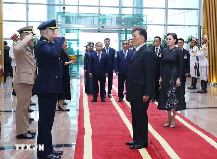 Lễ đón Nhà vua Vương quốc Thái Lan Maha Vajiralongkorn Phra Vajiraklaochaoyuhua và Hoàng hậu tại Sân bay quốc tế Nội Bài, Hà Nội. (Ảnh: Văn Điệp/TTXVN)