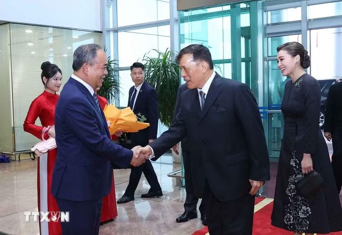 Chủ nhiệm Văn phòng Chủ tịch nước Lê Khánh Hải đón Nhà vua Vương quốc Thái Lan Maha Vajiralongkorn Phra Vajiraklaochaoyuhua và Hoàng hậu tại sân bay quốc tế Nội Bài, Hà Nội. (Ảnh: Văn Điệp/TTXVN)