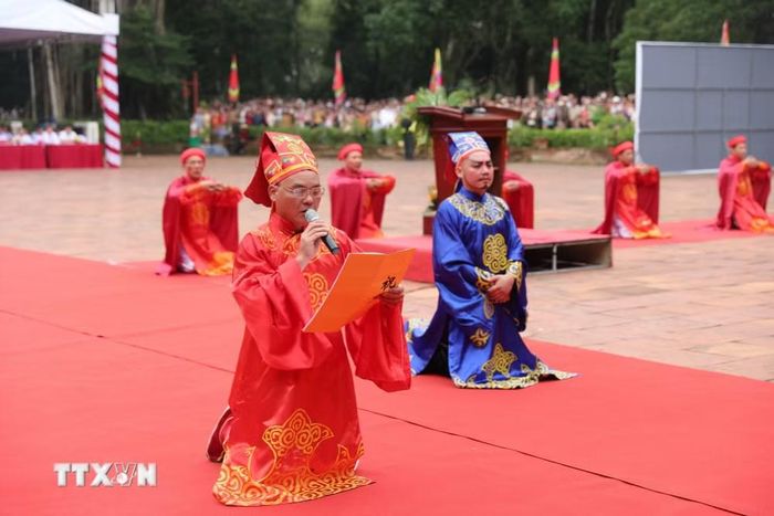 Đọc chúc văn tưởng nhớ công lao của Vua Lê Thái Tổ và các tướng sĩ nghĩa quân Lam Sơn. (Ảnh: Hoa Mai/TTXVN)