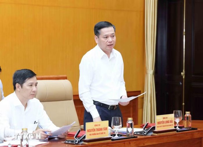 Đồng chí Nguyễn Long Hải, Ủy viên Trung ương Đảng, Phó Bí thư Thường trực Đảng ủy các cơ quan Đảng Trung ương, Phó Trưởng Đoàn Kiểm tra, giám sát số 221 trình bày dự thảo Báo cáo. (Ảnh: Phương Hoa/TTXVN)