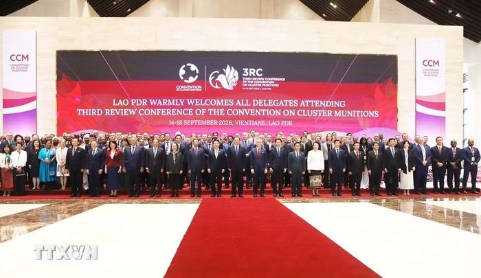 Các đại biểu tham dự Hội nghị rà soát lần thứ ba Công ước Cấm bom, đạn chùm năm 2026 chụp ảnh với lãnh đạo Lào tại sự kiện. (Ảnh: Xuân Tú/TTXVN)