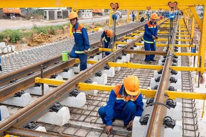 Công nhân đường sắt được điều động từ Hà Nội tới Phú Quốc để thi công tuyến LRT tại Phú Quốc. (Ảnh: PV/Vietnam+)