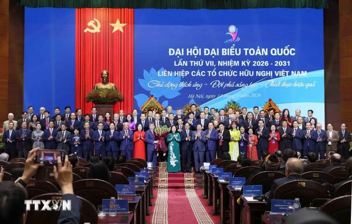Đồng chí Bùi Thị Minh Hoài, Ủy viên Bộ Chính trị, Bí thư Trung ương Đảng, Bí thư Đảng ủy Mặt trận Tổ quốc, các đoàn thể Trung ương, Chủ tịch Ủy ban Trung ương Mặt trận Tổ quốc Việt Nam tặng hoa chúc mừng Ban Chấp hành Liên hiệp các tổ chức hữu nghị Việt Nam khóa VII, nhiệm kỳ 2026–2031. (Ảnh: An Đăng/TTXVN)