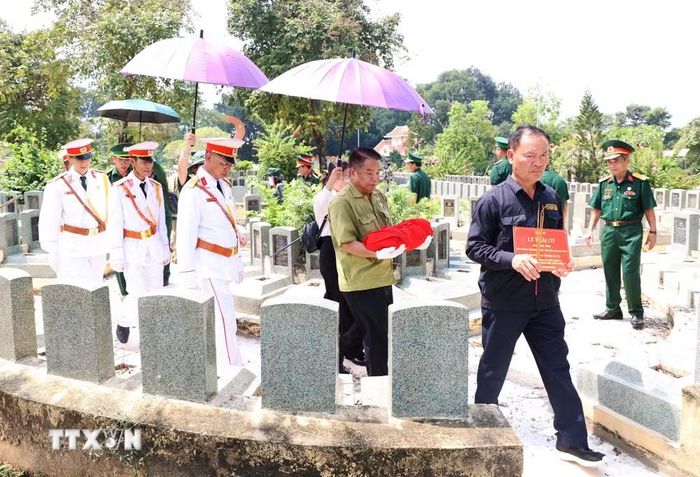 Thực hiện nghi lễ cất bốc hài cốt liệt sỹ Lê Thái Cơ tại Nghĩa trang liệt sỹ Đồi 82 Tân Biên Tây Ninh. (Ảnh: Thanh Tân/TTXVN)