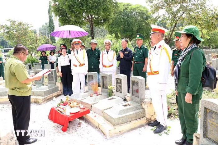 Thực hiện nghi lễ cất bốc hài cốt liệt sỹ Lê Thái Cơ tại Nghĩa trang liệt sỹ Đồi 82 Tân Biên Tây Ninh. (Ảnh: Thanh Tân/TTXVN)