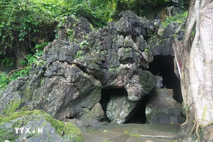 Qua nghiên cứu đặc điểm, kết cấu của Hang Co Phương, kết hợp thông tin, tài liệu hiện có và ý kiến nhân chứng, đoàn khảo sát bước đầu xác định khu vực các liệt sĩ hy sinh và khả năng vị trí hài cốt vùi lấp trong hang. (Ảnh: Hoa Mai/TTXVN)