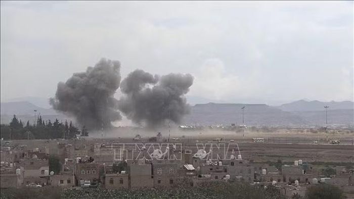 Khói bốc lên sau một vụ không kích tại Sanaa, Yemen. Ảnh: THX/TTXVN phát·