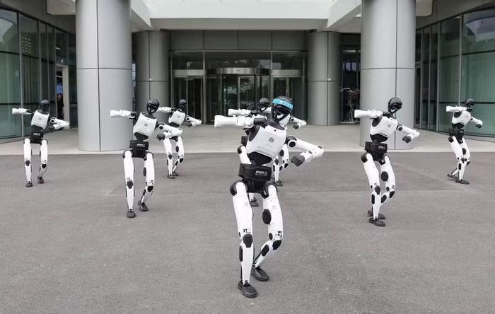 Các robot hình người chào đón khách tham quan bằng màn trình diễn bên ngoài Trung tâm Đổi mới Robot Hình người Bắc Kinh ngày 12/6/2026. Ảnh: THX