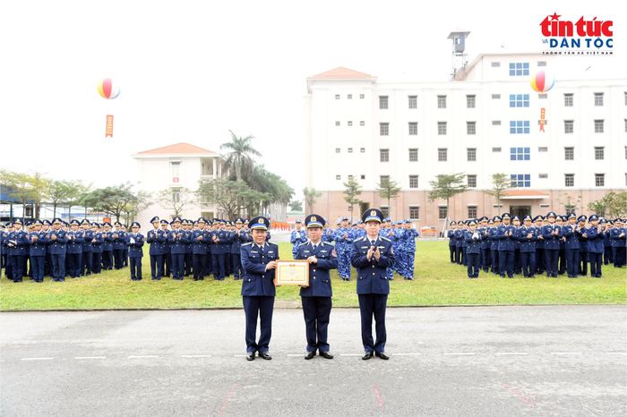 Trung tướng Bùi Quốc Oai trao tặng danh hiệu “Đơn vị vững mạnh toàn diện “mẫu mực, tiêu biểu” của Bộ Quốc phòng cho Bộ Tư lệnh Vùng Cảnh sát biển 1.