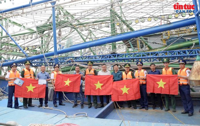Tặng cờ Tổ quốc cho ngư dân phường Nam Triệu - Hải Phòng.