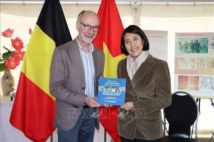 Đại sứ Nguyễn Hương Trà trao tặng cuốn sách "Tình cảm của nhân dân thế giới với Chủ tịch Hồ Chí Minh" cho Phó Tổng Thư ký Đảng Lao động Bỉ (PTB) Benjamin Pestieau tại gian hàng Việt Nam, ManiFiesta 2026. Ảnh: Anh Tùng/PV TTXVN tại Vương quốc Bỉ