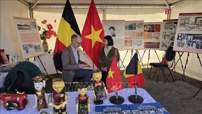 Đại sứ Nguyễn Hương Trà tiếp khách tại gian hàng Việt Nam trong khuôn khổ ManiFiesta 2026. Ảnh: Anh Tùng/PV TTXVN tại Vương quốc Bỉ