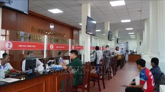 Người dân đến thực hiện các thủ tục tại Trung tâm Phục vụ hành chính công phường Rạch Giá. Ảnh: Văn Sĩ/TTXVN