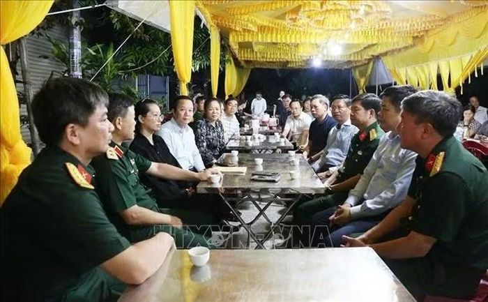 Lãnh đạo tỉnh Hưng Yên, Quân khu 3 và xã Vũ Thư...thăm hỏi, động viên, chia buồn với gia đình Thiếu tá Trần Văn Tùng. Ảnh: TTXVN phát