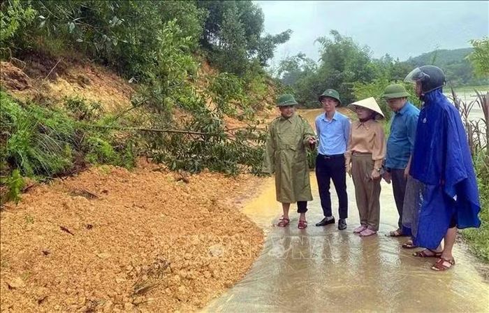 Lãnh đạo xã Mai Hoa (Hà Tĩnh) kiểm tra sạt lở trên các tuyến đường. Ảnh: Công Tường/TTXVN
