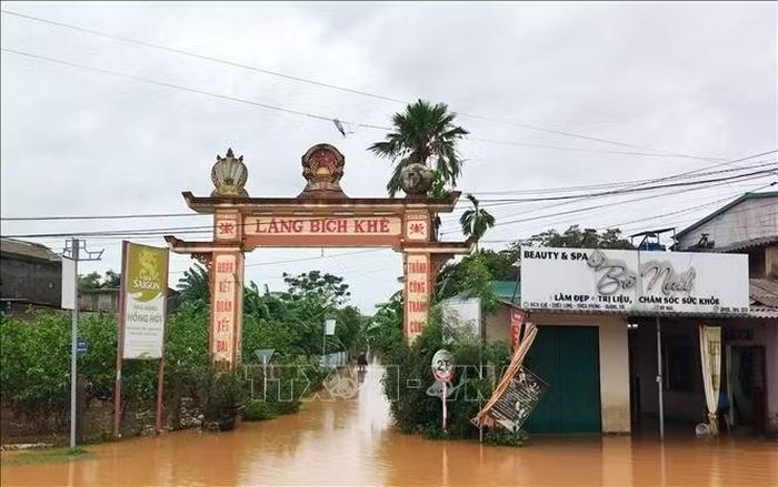 Nhiều khu dân cư tại xã Ái Tử (Quảng Trị) bị ngập lụt do mưa lớn.