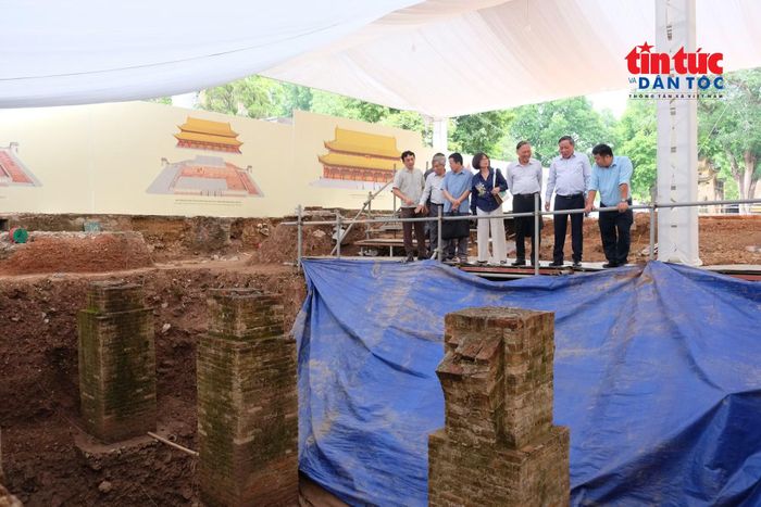 Theo sử cũ và ý kiến cơ bản của các nhà nghiên cứu, trước thời xây dựng Chính điện Kính Thiên thời Lê, ở đây có Chính điện Thiên An thời Trần, Chính điện Thiên An và Càn Nguyên thời Lý.