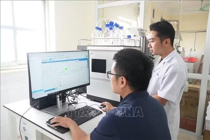Các cán bộ Trung tâm kiểm nghiệm thuốc, mỹ phẩm, thực phẩm Lạng Sơn kiểm tra kết quả trên hệ thống máy mới vừa được trang bị.